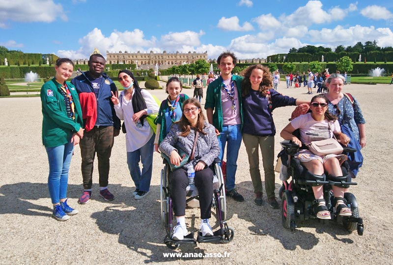 Séjour adapté jeune handicap moteur à Jambville près de Paris. Visite du Château de Versailles.