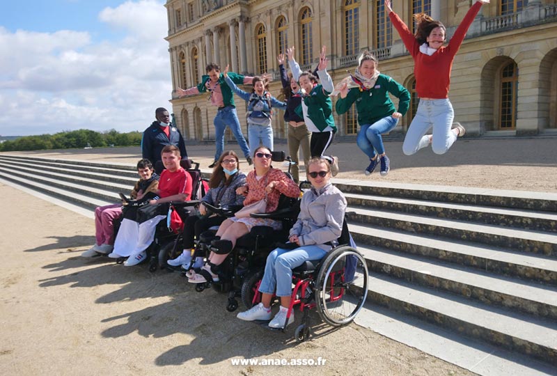 sejour-adapte-handicap-paris-versailles-groupe-jeunes Séjour adapté jeune handicap moteur à Jambville près de Paris. Visite du Château de Versailles.