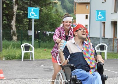 Séjour répit famille. Un vacancier en situation de handicap moteur et son accompagnatrice.