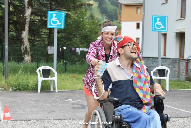 Séjour répit famille. Un vacancier en situation de handicap moteur et son accompagnatrice.