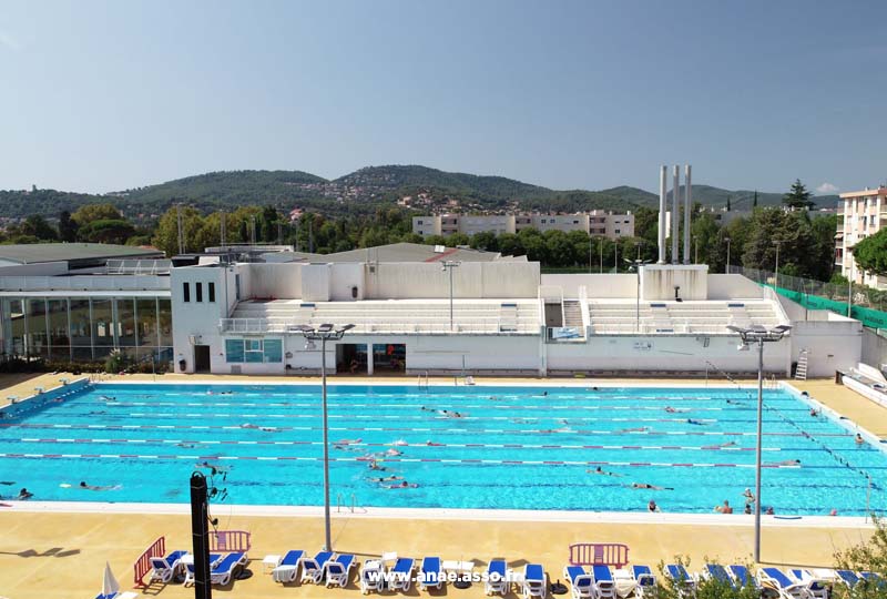 Piscine de Hyères les Palmiers avec bassin olympique extérieur. Vue aérienne.