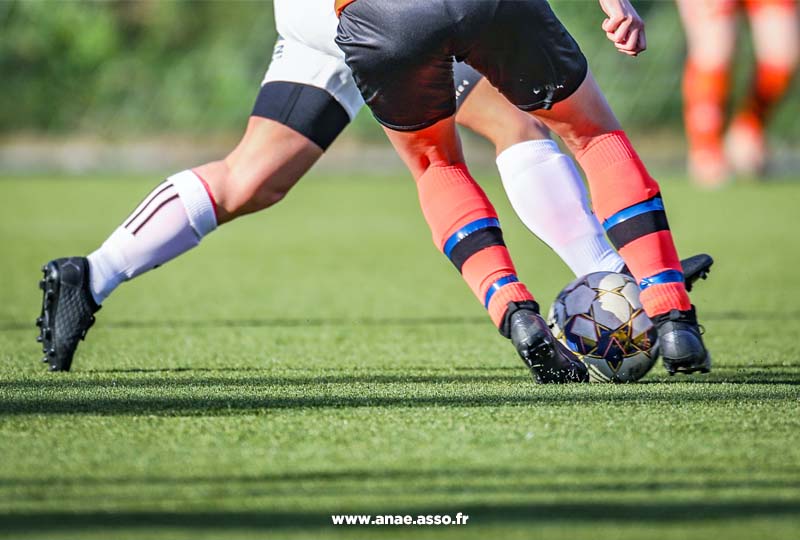 Stage club de football. 2 joueurs sont en train de dribbler. Séjour sportif Anaé vacances