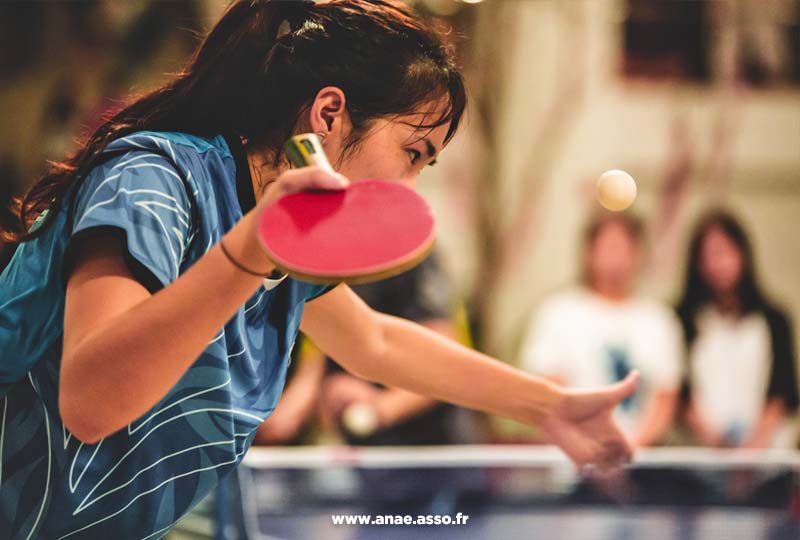 Stage club de ping pong. Gros plan sur une joueuse et sa raquette. Séjour sportif Anaé vacances