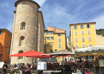 Séjour adapté handicap à la mer dans le Var. Vue sur les façades colorées dans le centre-ville de Hyères les Palmiers.