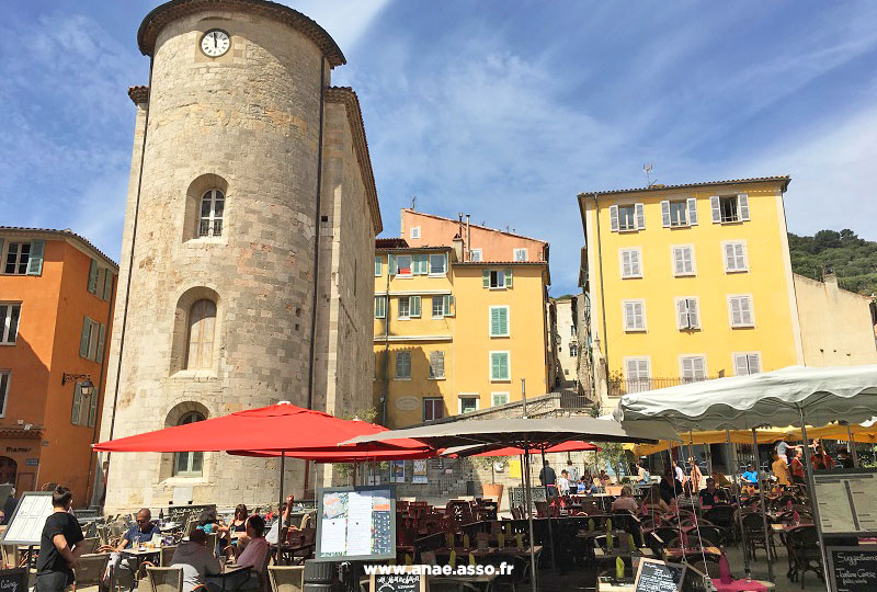 Séjour adapté handicap à la mer dans le Var. Vue sur les façades colorées dans le centre-ville de Hyères les Palmiers.