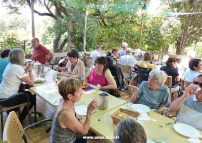 Centre de vacances Anaé à Hyères dans le Var. Un groupe de vacanciers en situation de handicap mange sur une terrasse ombragée.