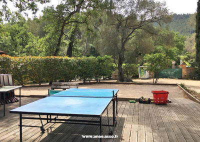 Centre de vacances Anaé à Hyères dans le Var. Un terrain de pétanque et une table de ping-pong sont mis à disposition des vacanciers.