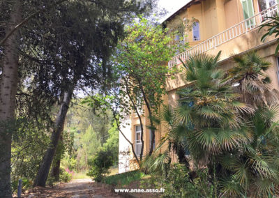 Centre de vacances Anaé à Hyères dans le Var. Vue sur la façade arrière de la Villa Costebelle.