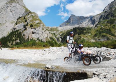 Séjour adapté handicap avec Anaé Vacances à Pralognan la Vanois een Savoie. Pratique du cimgo.