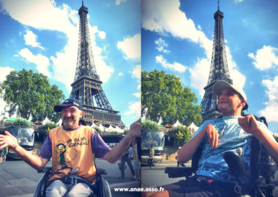 Séjour adapté PMR handicap Anaé Vacances à Jambville l'été 2022. Deux vacanciers sourient devant la Tour Eiffel.