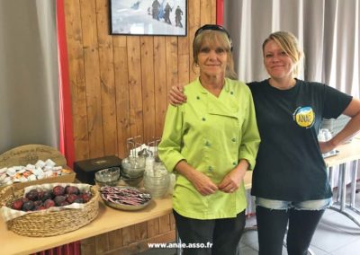 Centre de vacances Anaé à St-Sorlin d'Arves. Lydie notre cuisinière et sa fille Fleur, agent de service.