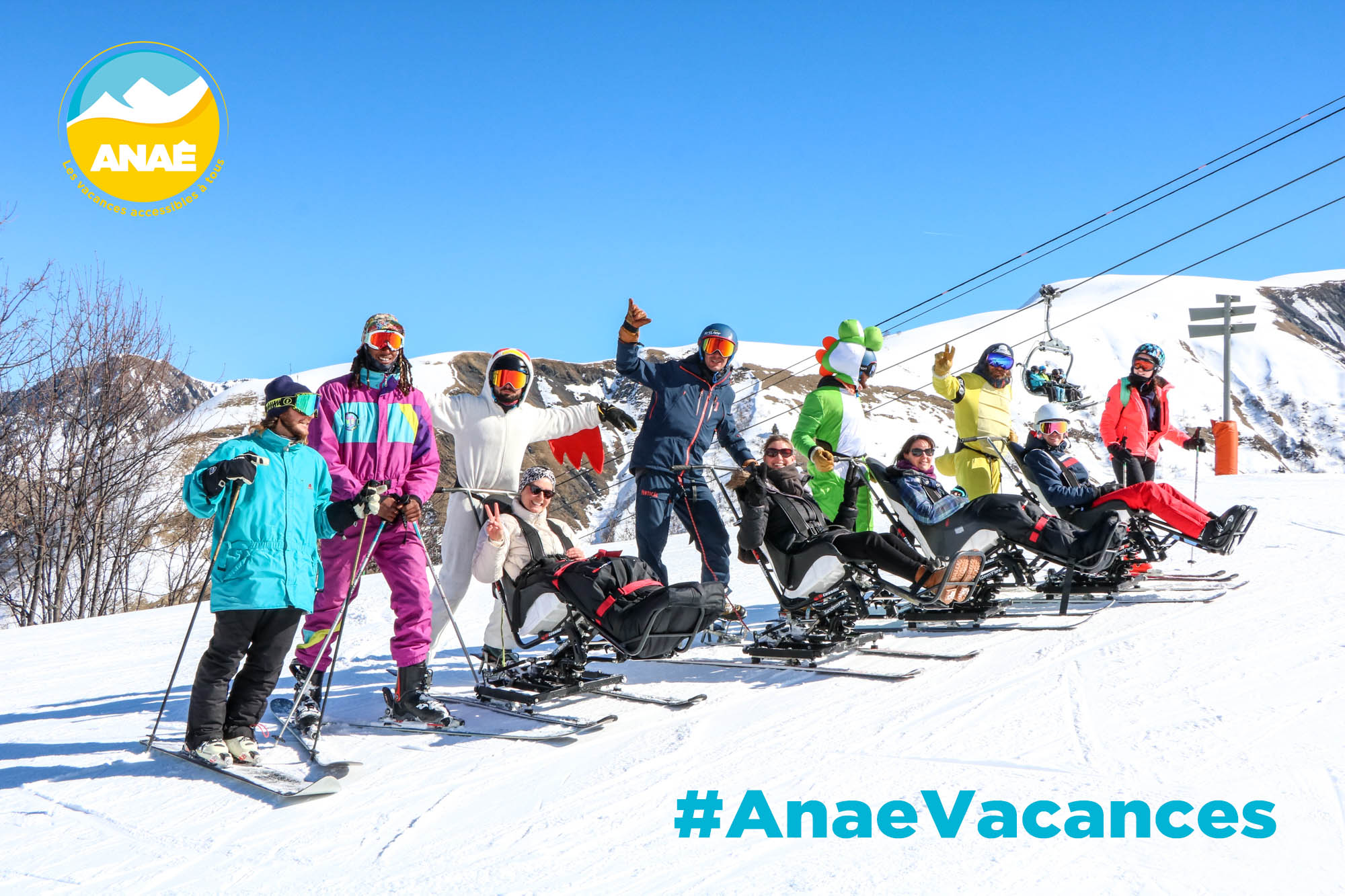 Séjour adapté handicap moteur à la montagne avec Anaé Vacances en Savoie. Un groupe de vacanciers à mobilité réduite fait du ski assis avec leurs moniteurs.