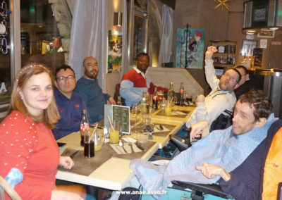 Sortie dans un restaurant savoyard lors d'un séjour adapté handicap avec Anaé à Pralognan la Vanoise.