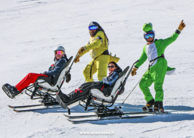 Session de handiski avec les accompagnateurs Anaé déguisés en personnages de Mario Kart, lors d'un séjour adapté handicap à St-Sorlin d'Arves.