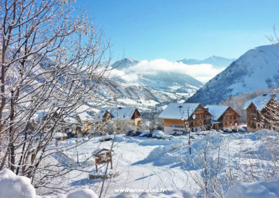 Vue sur les toits enneigés des maisons dans le village de St-Sorlin d'Arves en Savoie, où l'association Anaé Vacances organise des séjours adaptés handicap