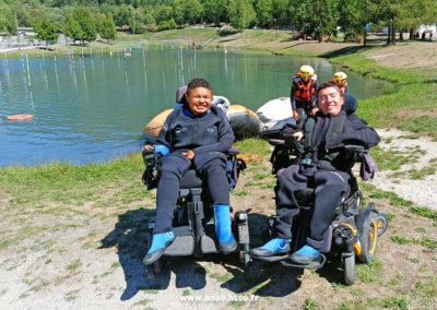 Activité adaptée PMR à la montagne. Deux jeunes en situation de handicap moteur vont faire une excursion en kayak en Savoie.