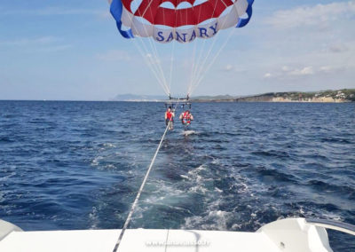 Activité adaptée PMR à la mer. Des vacanciers en situation de handicap font du parachute ascensionnel.