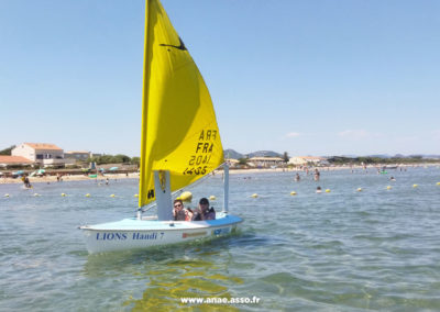 Activité adaptée handicap Handivoile à Hyères les Palmiers. Des vacanciers avec déficience intellectuelle pilotent un voilier.