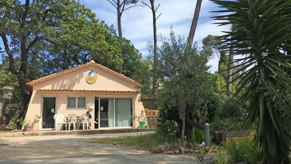 Centre de vacances Anaé à Hyères les Palmiers. Bâtiment d'accueil.