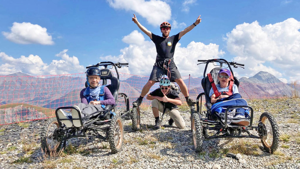 Centre de vacances Anaé à St-Sorlin d'Arves. David et Antoine, nos deux pilotes de Cimgo, fauteuil tandem tout terrain de descente.