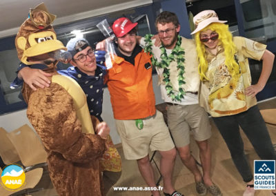 Des scouts déguisés en personnages de Donkey Kong organisent une animation lors d'un séjour adapté au centre de vacances adapté Anaé de Saint Sorlin d'Arves en Savoie