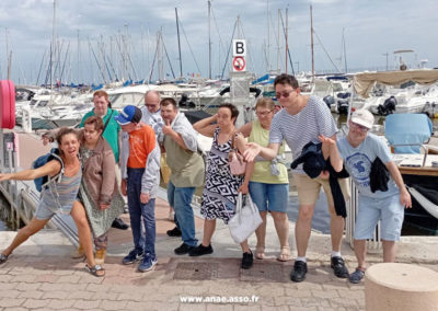 Un groupe de vacanciers avec déficience intellectuelle lors d'une excursion sur l'île de Porquerolles. Séjour adapté handicap mental avec l'association Anaé de Hyères les Palmiers dans le Var