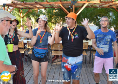 Des jeunes scouts en train de danser lors d'un séjour adapté au centre de vacances adapté Anaé de Hyères les Palmiers dans le Var