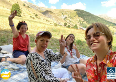 Des vacanciers avec déficience intellectuelle et leurs accompagnatrices de séjour adapté font un pique-nique en pleine nature à Saint Sorlin d'Arves en Savoie