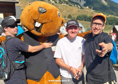 Séjour adapté aux personnes avec une déficience intellectuelle avec l'association Anaé. 3 vacanciers prennent la pause à côté de Sorlinette, la mascotte de Saint sorlin d'Arves en Savoie.