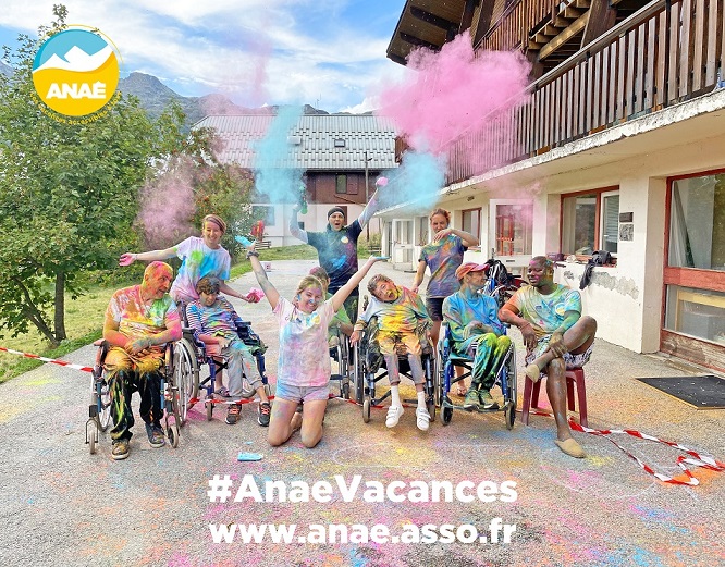 Color run avec des vacanciers en situation de handicap moteur. Séjour adapté au centre Anaé de St-Sorlin d'Arves en Savoie.