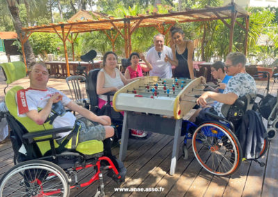 Des vacanciers jouent au baby foot au centre de vacances Anaé de Hyères les Palmiers