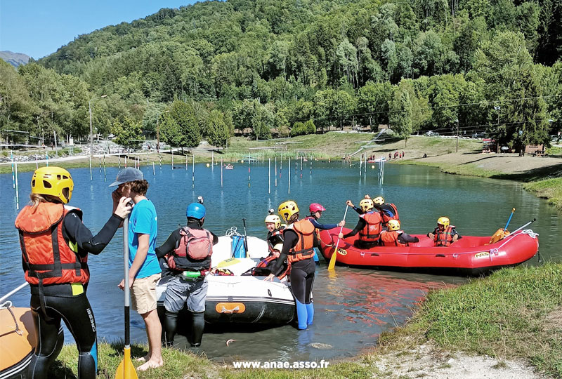 Excursion en canoe kayak sur un lac en Savoie avec l'association Anaé Vacances