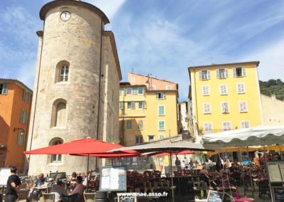 Vue sur les façades colorées des immeubles dans le centre historique de Hyères les Palmiers dans le Var