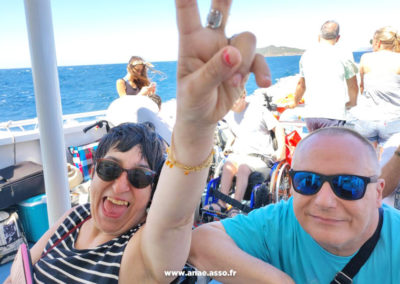 Des vacanciers heureux à bord d'un bateau lors d'une excursion en mer à Hyères les Palmiers dans le Var