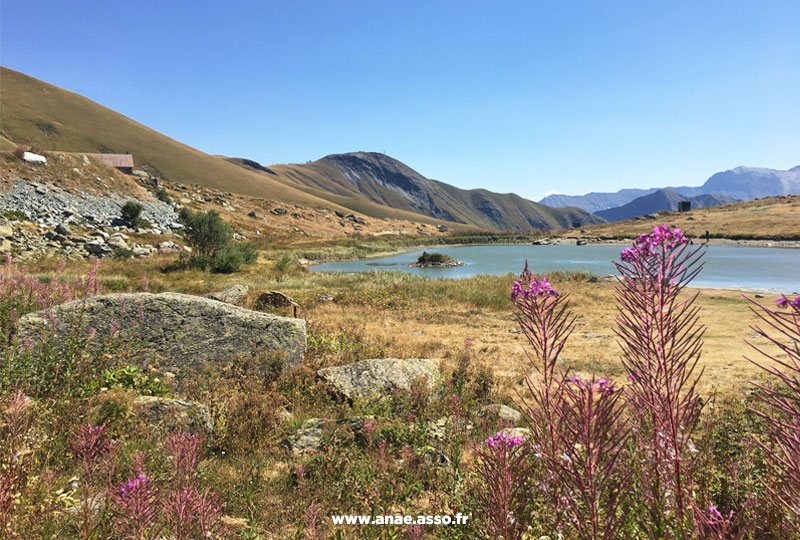 Paysage de montagne et vue sur un lac en altitude à Saint-Sorlin d'Arves en Savoie