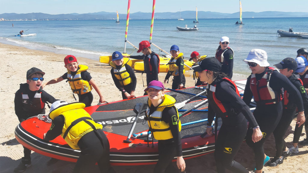 Colonies de vacances à la mer avec Anaé Vacances. Un groupe d'enfants sur la plage à Hyères dans le Var.