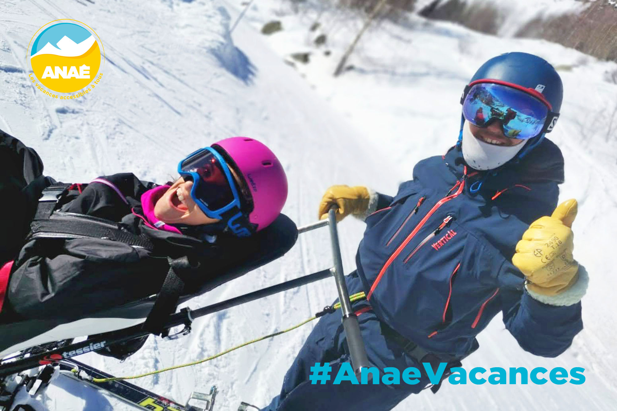 Séjour adapté PMR à la montagne avec Anaé Vacances. Une femme sourit sur son ski-fauteuil et son pilote lève le pouce