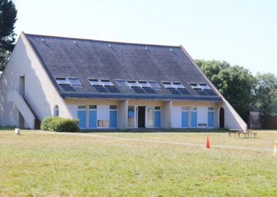 Centre de vacances Anaé La Rose des Vents à Piriac en Loire Atlantique. Vue sur le bâtiment principal dans le grand parc.