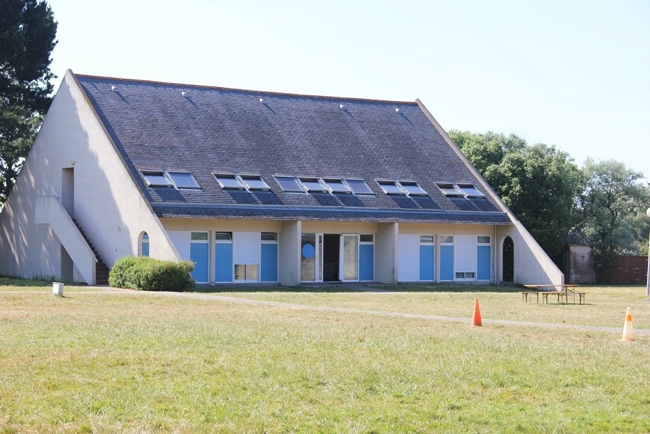 Centre de vacances Anaé La Rose des Vents à Piriac en Loire Atlantique. Vue sur le bâtiment principal dans le grand parc.