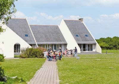 Séjour scolaire au centre de vacances Anaé La Rose des Vents à Piriac en Loire Atlantique. Des élèves et leurs enseignants arrivent dans leur hébergement.