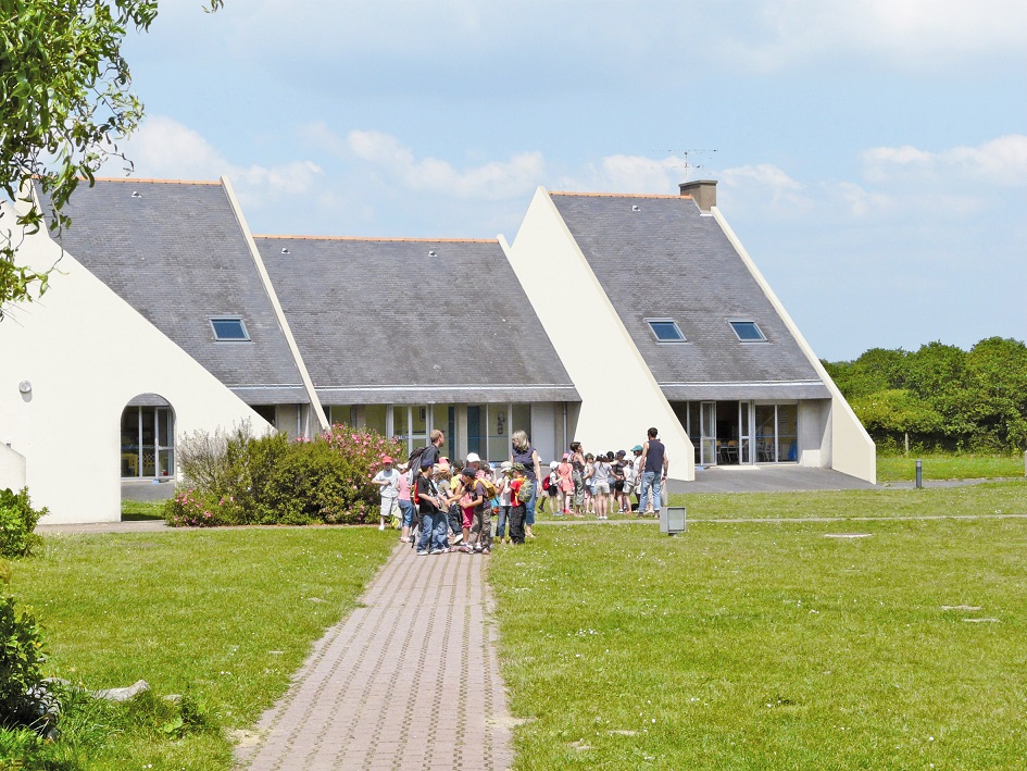 Séjour scolaire au centre de vacances Anaé La Rose des Vents à Piriac en Loire Atlantique. Des élèves et leurs enseignants arrivent dans leur hébergement.