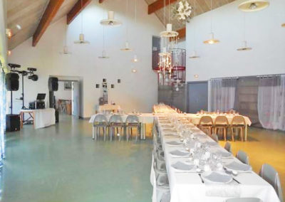 Centre de vacances Anaé La Rose des Vents à Piriac en Loire Atlantique. Des tables ont été installées dans la salle des fêtes pour une soirée festive.