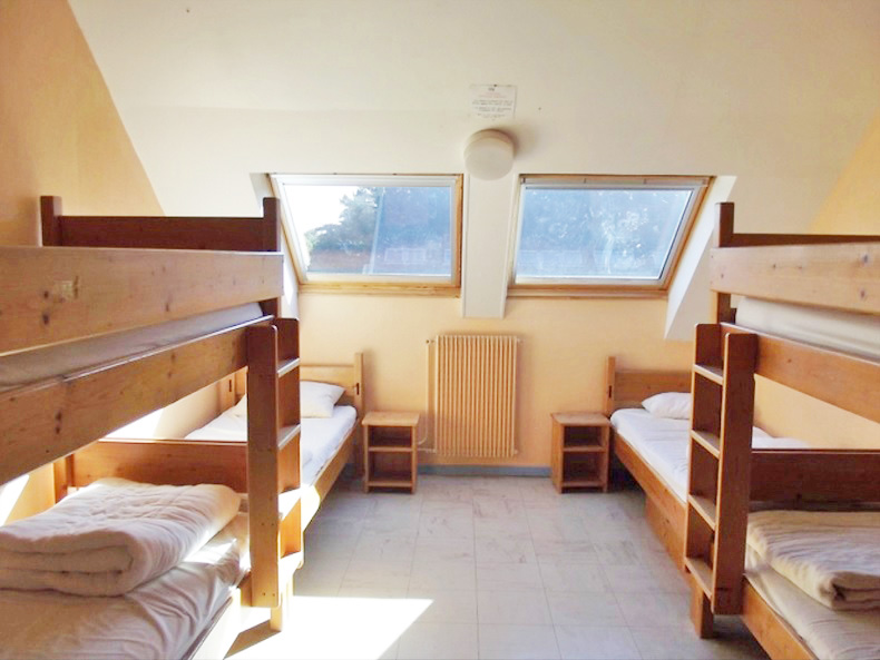 Centre de vacances Anaé La Rose des Vents à Piriac en Loire Atlantique. Un dortoir avec 6 lits simples.