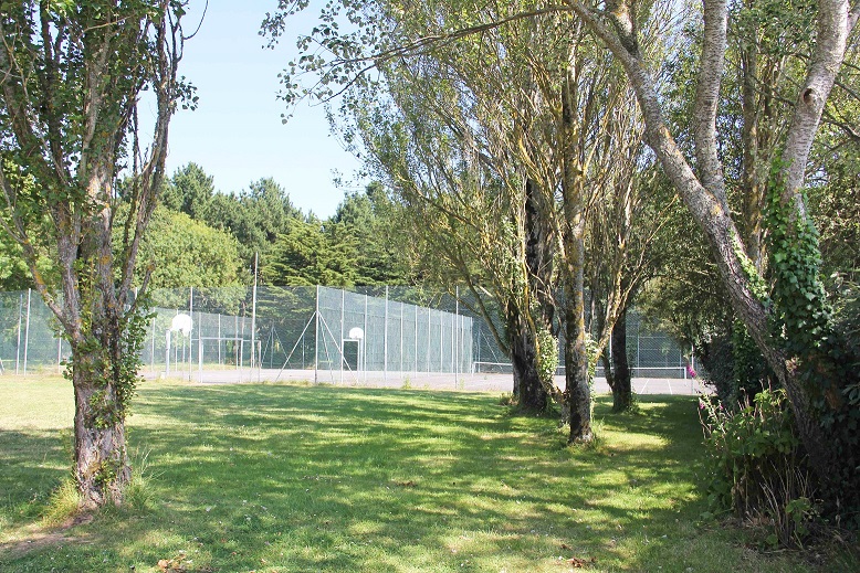 Centre de vacances Anaé La Rose des Vents à Piriac en Loire Atlantique. Vue sur le terrain de basket.