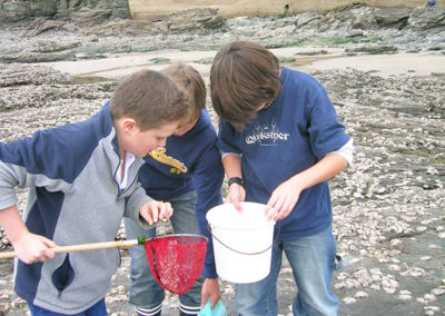 Des élèves en train de pêcher. Ils font un séjour scolaire au centre de vacances Anaé La Rose des Vents à Piriac en Loire Atlantique.