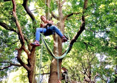 Activité grimpe dans les arbres lors d'une colonie de vacances à la mer. Séjour Anaé La Rose des Vents à Piriac en Loire Atlantique.