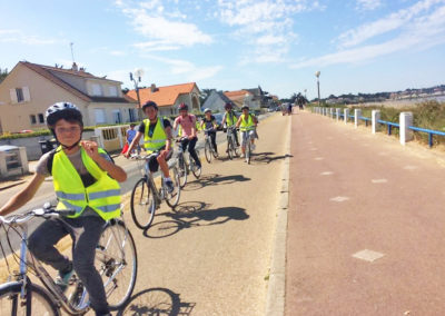 Sortie en vélo lors d'une colonie de vacances à la mer. Séjour Anaé La Rose des Vents à Piriac en Loire Atlantique.