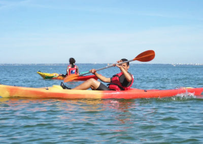 Des jeunes font du canoë lors d'un séjour de colonie de vacances à la mer. Séjour Anaé La Rose des Vents à Piriac en Loire Atlantique.