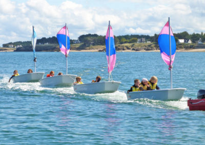 Des enfants sur des petits voiliers lors d'une activité en mer pour débutants avec l'école de voile de Piriac sur Mer. Séjour classe découverte au centre Anaé La Rose des Vents en Loire Atlantique.