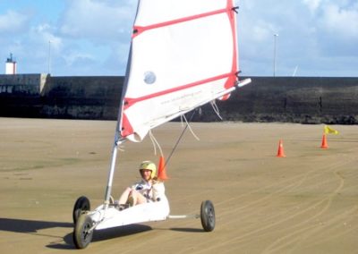 Un enfant fait du char à voile lors d'une colonie de vacances à la mer. Séjour Anaé La Rose des Vents à Piriac en Loire Atlantique.